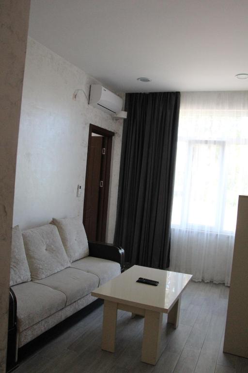 Luka's Sweet Home room 6